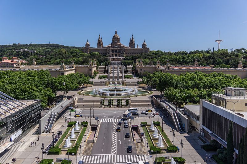 <div class='imageHoverDetail'>
             <p class='imageHoverTitle twoLineBreak'>Vista aèria del Museu Nacional d'Art de Catalunya (MNAC), la Font Màgica, les...</p>
             <p class='imageHoverAutor oneLineBreak'>Autor: AL PHT Air Picture TAVISA</p>
             <button class='imageHoverBtn'>Mostra els detalls de la imatge <span class='sr-only'>Vista aèria del Museu Nacional d'Art de Catalunya (MNAC), la Font Màgica, les...</span></button>
             </div>