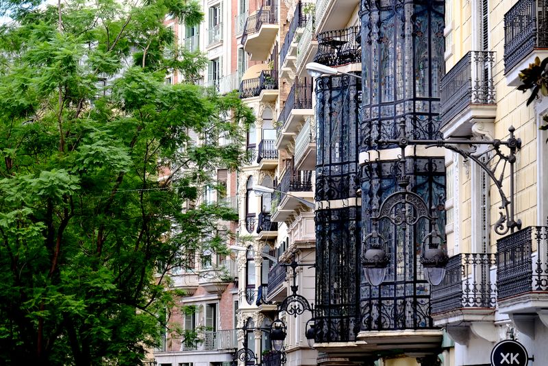 <div class='imageHoverDetail'>
             <p class='imageHoverTitle twoLineBreak'>Edificis dels jardinets de Gràcia</p>
             <p class='imageHoverAutor oneLineBreak'>Autor: Vicente Zambrano González</p>
             <button class='imageHoverBtn'>Mostra els detalls de la imatge <span class='sr-only'>Edificis dels jardinets de Gràcia</span></button>
             </div>