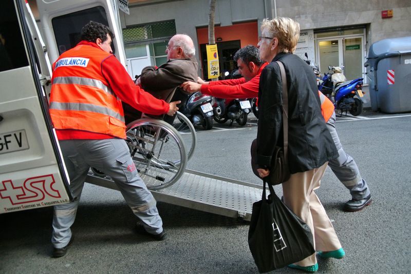 <div class='imageHoverDetail'>
             <p class='imageHoverTitle twoLineBreak'>Home gran en cadira de rodes pujant en una ambulància</p>
             <p class='imageHoverAutor oneLineBreak'>Autor: Vicente Zambrano González</p>
             <button class='imageHoverBtn'>Mostra els detalls de la imatge <span class='sr-only'>Home gran en cadira de rodes pujant en una ambulància</span></button>
             </div>