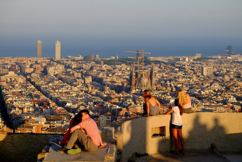 <div class='imageHoverDetail'>
             <p class='imageHoverTitle twoLineBreak'>Turó de la Rovira. Visitants gaudint de les vistes de Barcelona des dels búnq...</p>
             <p class='imageHoverAutor oneLineBreak'>Autor: Vicente Zambrano González</p>
             <button class='imageHoverBtn'>Mostra els detalls de la imatge <span class='sr-only'>Turó de la Rovira. Visitants gaudint de les vistes de Barcelona des dels búnq...</span></button>
             </div>