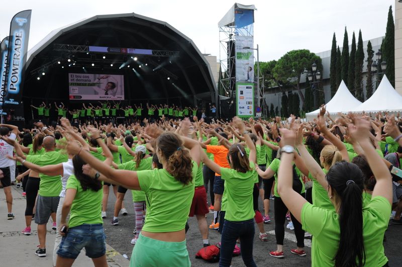 <div class='imageHoverDetail'>
             <p class='imageHoverTitle twoLineBreak'>Fitness Day 2014. Públic fent l'exercici que marquen els monitors de l'escenari</p>
             <p class='imageHoverAutor oneLineBreak'>Autor: Antonio Lajusticia Bueno</p>
             <button class='imageHoverBtn'>Mostra els detalls de la imatge <span class='sr-only'>Fitness Day 2014. Públic fent l'exercici que marquen els monitors de l'escenari</span></button>
             </div>