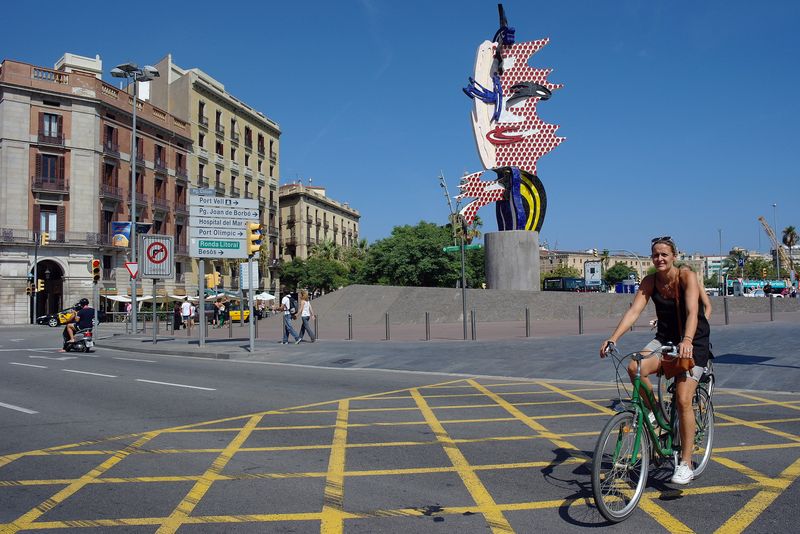 <div class='imageHoverDetail'>
             <p class='imageHoverTitle twoLineBreak'>Ciclista passant per davant de l'escultura El cap de Barcelona, al passeig de...</p>
             <p class='imageHoverAutor oneLineBreak'>Autor: Vicente Zambrano González</p>
             <button class='imageHoverBtn'>Mostra els detalls de la imatge <span class='sr-only'>Ciclista passant per davant de l'escultura El cap de Barcelona, al passeig de...</span></button>
             </div>