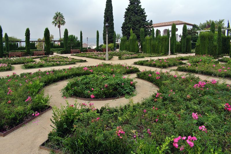 <div class='imageHoverDetail'>
             <p class='imageHoverTitle twoLineBreak'>Teatre Grec. Jardins i pavellons</p>
             <p class='imageHoverAutor oneLineBreak'>Autor: Vicente Zambrano González</p>
             <button class='imageHoverBtn'>Mostra els detalls de la imatge <span class='sr-only'>Teatre Grec. Jardins i pavellons</span></button>
             </div>