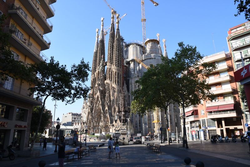 <div class='imageHoverDetail'>
             <p class='imageHoverTitle twoLineBreak'>Sagrada Família des de l'avinguda de Gaudí. Façana del Naixement</p>
             <p class='imageHoverAutor oneLineBreak'>Autor: Antonio Lajusticia Bueno</p>
             <button class='imageHoverBtn'>Mostra els detalls de la imatge <span class='sr-only'>Sagrada Família des de l'avinguda de Gaudí. Façana del Naixement</span></button>
             </div>