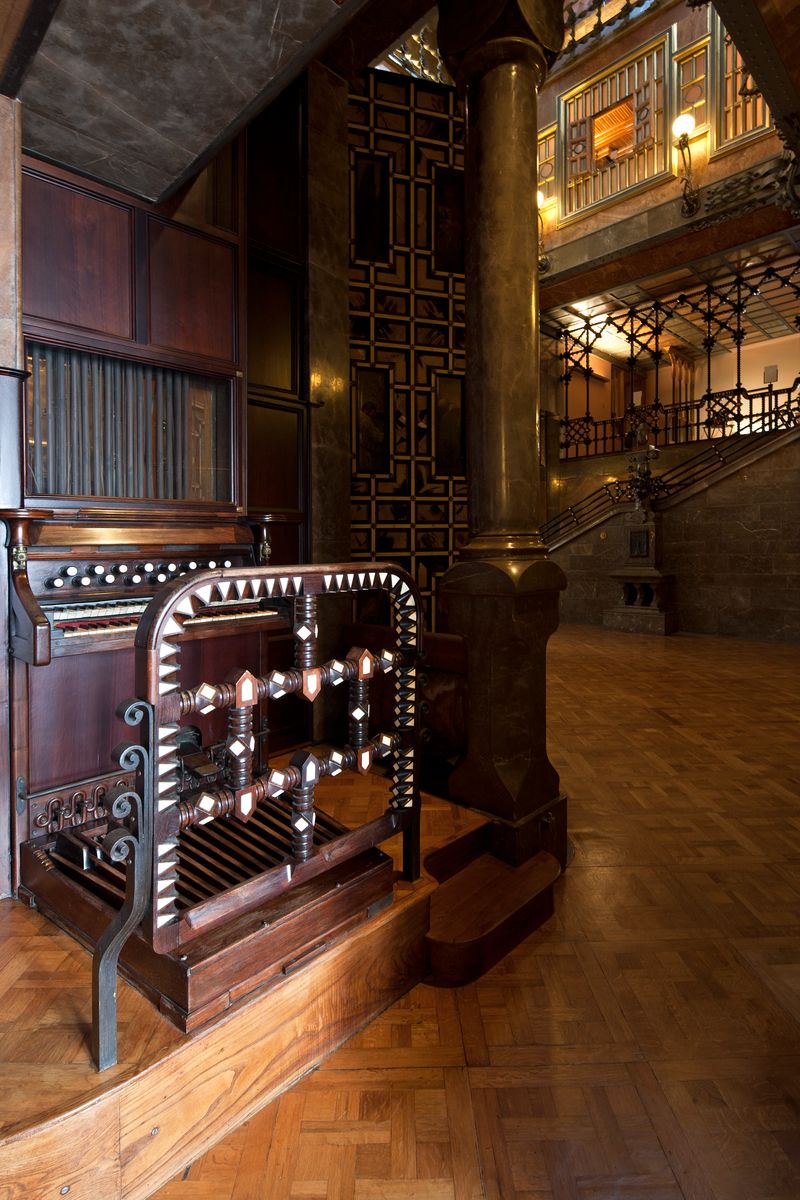 <div class='imageHoverDetail'>
             <p class='imageHoverTitle twoLineBreak'>Palau Güell. Orgue</p>
             <p class='imageHoverAutor oneLineBreak'>Autor: Pepe Navarro</p>
             <button class='imageHoverBtn'>Mostra els detalls de la imatge <span class='sr-only'>Palau Güell. Orgue</span></button>
             </div>