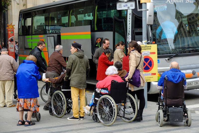 <div class='imageHoverDetail'>
             <p class='imageHoverTitle twoLineBreak'>Excursions amb persones amb discapacitat</p>
             <p class='imageHoverAutor oneLineBreak'>Autor: Vicente Zambrano González</p>
             <button class='imageHoverBtn'>Mostra els detalls de la imatge <span class='sr-only'>Excursions amb persones amb discapacitat</span></button>
             </div>