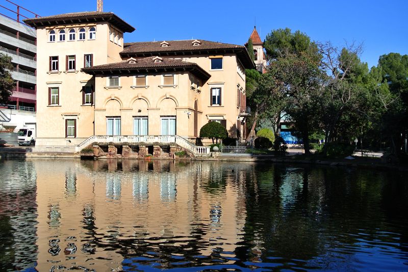 <div class='imageHoverDetail'>
             <p class='imageHoverTitle twoLineBreak'>Torre Girona. Casa i llac artificial</p>
             <p class='imageHoverAutor oneLineBreak'>Autor: Vicente Zambrano González</p>
             <button class='imageHoverBtn'>Mostra els detalls de la imatge <span class='sr-only'>Torre Girona. Casa i llac artificial</span></button>
             </div>