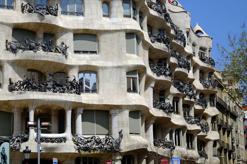 <div class='imageHoverDetail'>
             <p class='imageHoverTitle twoLineBreak'>La Pedrera. Balconades</p>
             <p class='imageHoverAutor oneLineBreak'>Autor: Vicente Zambrano González</p>
             <button class='imageHoverBtn'>Mostra els detalls de la imatge <span class='sr-only'>La Pedrera. Balconades</span></button>
             </div>