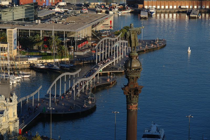 <div class='imageHoverDetail'>
             <p class='imageHoverTitle twoLineBreak'>Port Olímpic monument a Colom, rambla de Mar i Centre Comercial Maremàgnum</p>
             <p class='imageHoverAutor oneLineBreak'>Autor: Vicente Zambrano González</p>
             <button class='imageHoverBtn'>Mostra els detalls de la imatge <span class='sr-only'>Port Olímpic monument a Colom, rambla de Mar i Centre Comercial Maremàgnum</span></button>
             </div>