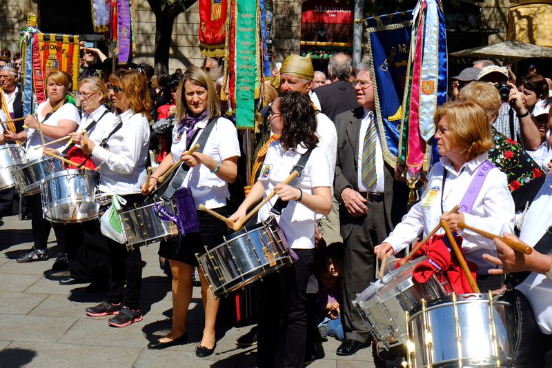 <div class='imageHoverDetail'>
             <p class='imageHoverTitle twoLineBreak'>Festa de San Jorge, patró d'Aragó. Balls folklòrics</p>
             <p class='imageHoverAutor oneLineBreak'>Autor: Vicente Zambrano González</p>
             <button class='imageHoverBtn'>Mostra els detalls de la imatge <span class='sr-only'>Festa de San Jorge, patró d'Aragó. Balls folklòrics</span></button>
             </div>