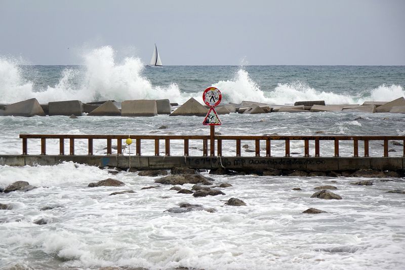 <div class='imageHoverDetail'>
             <p class='imageHoverTitle twoLineBreak'>Platja de Sant Sebastià. Trencaonades</p>
             <p class='imageHoverAutor oneLineBreak'>Autor: Vicente Zambrano González</p>
             <button class='imageHoverBtn'>Mostra els detalls de la imatge <span class='sr-only'>Platja de Sant Sebastià. Trencaonades</span></button>
             </div>