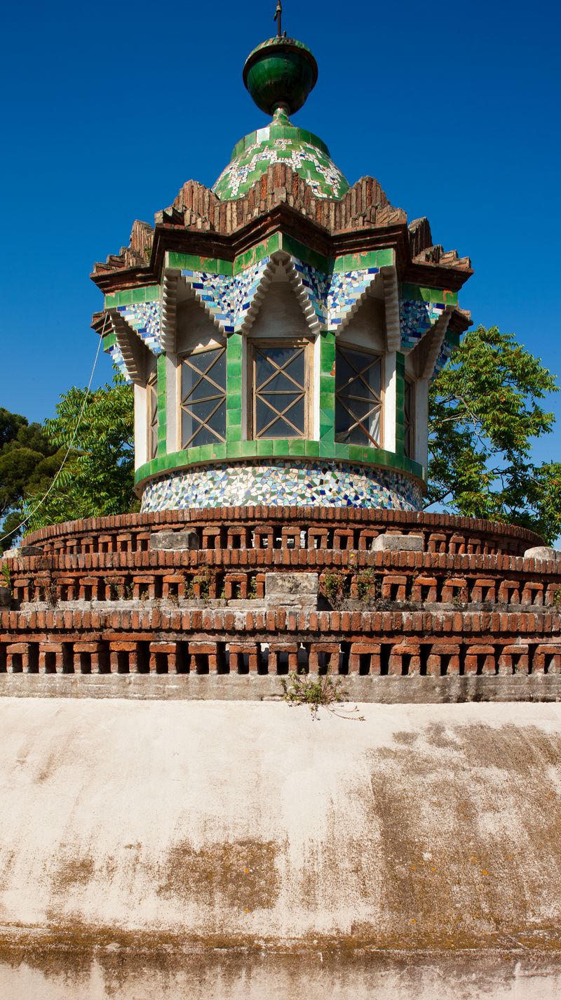 <div class='imageHoverDetail'>
             <p class='imageHoverTitle twoLineBreak'>Pavellons Güell. Torre del terrat</p>
             <p class='imageHoverAutor oneLineBreak'>Autor: Pepe Navarro</p>
             <button class='imageHoverBtn'>Mostra els detalls de la imatge <span class='sr-only'>Pavellons Güell. Torre del terrat</span></button>
             </div>