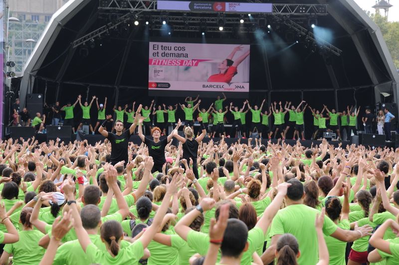 <div class='imageHoverDetail'>
             <p class='imageHoverTitle twoLineBreak'>Fitness Day 2014. Públic fent l'exercici que marquen els monitors de l'escenari</p>
             <p class='imageHoverAutor oneLineBreak'>Autor: Antonio Lajusticia Bueno</p>
             <button class='imageHoverBtn'>Mostra els detalls de la imatge <span class='sr-only'>Fitness Day 2014. Públic fent l'exercici que marquen els monitors de l'escenari</span></button>
             </div>