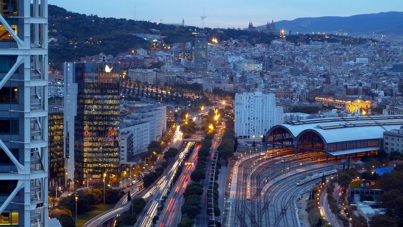 <div class='imageHoverDetail'>
             <p class='imageHoverTitle twoLineBreak'>Estació de França des de l'aire. Infraestructures ferroviàries i xarxa viària...</p>
             <p class='imageHoverAutor oneLineBreak'>Autor: Vicente Zambrano González</p>
             <button class='imageHoverBtn'>Mostra els detalls de la imatge <span class='sr-only'>Estació de França des de l'aire. Infraestructures ferroviàries i xarxa viària...</span></button>
             </div>