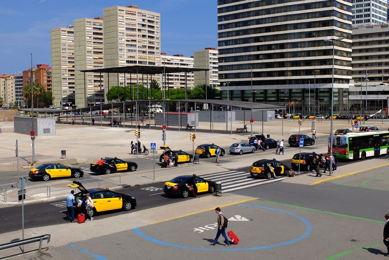 <div class='imageHoverDetail'>
             <p class='imageHoverTitle twoLineBreak'>Plaça dels Països Catalans. Taxis</p>
             <p class='imageHoverAutor oneLineBreak'>Autor: Vicente Zambrano González</p>
             <button class='imageHoverBtn'>Mostra els detalls de la imatge <span class='sr-only'>Plaça dels Països Catalans. Taxis</span></button>
             </div>