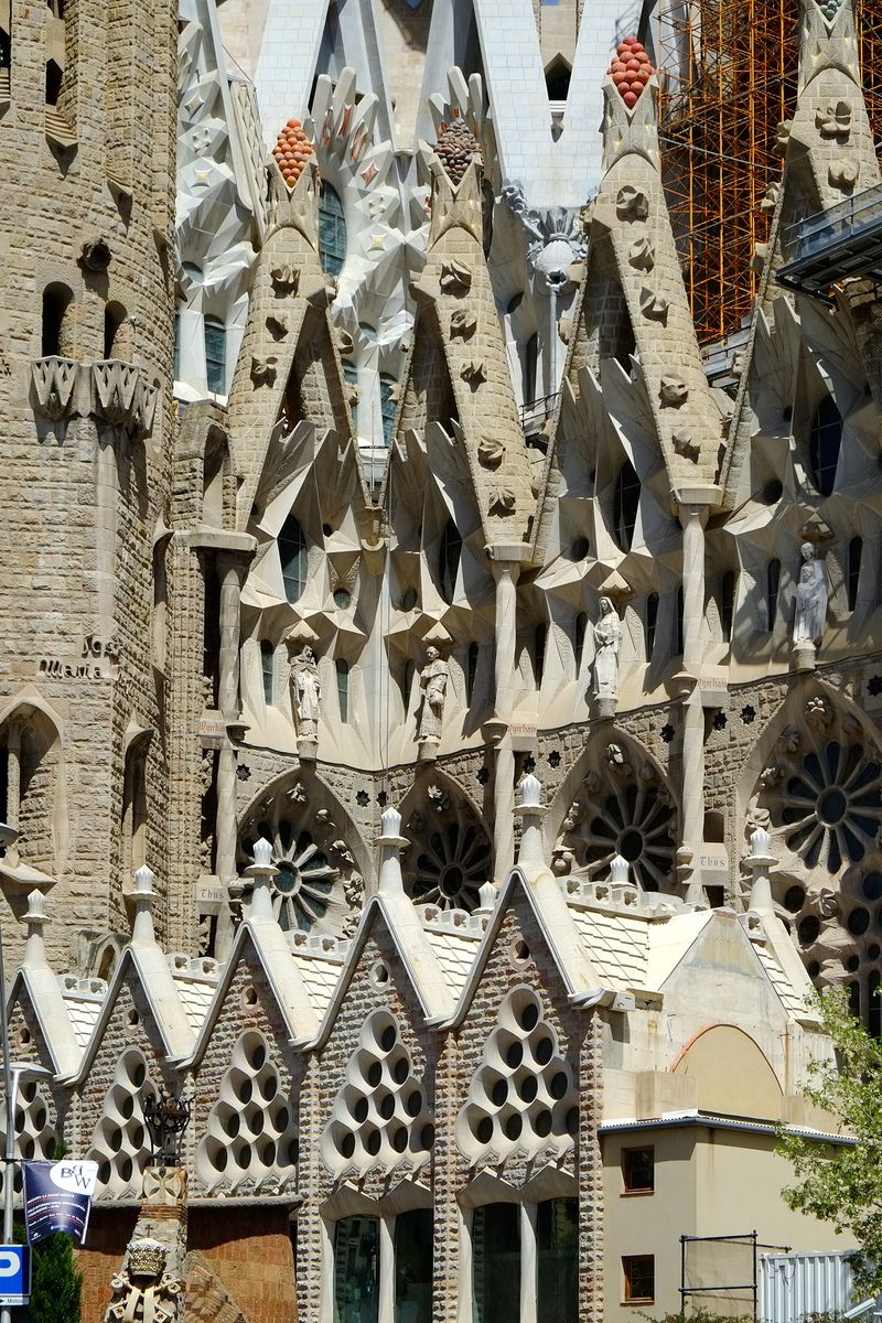 <div class='imageHoverDetail'>
             <p class='imageHoverTitle twoLineBreak'>Sagrada Família. Zona del claustre</p>
             <p class='imageHoverAutor oneLineBreak'>Autor: Vicente Zambrano González</p>
             <button class='imageHoverBtn'>Mostra els detalls de la imatge <span class='sr-only'>Sagrada Família. Zona del claustre</span></button>
             </div>