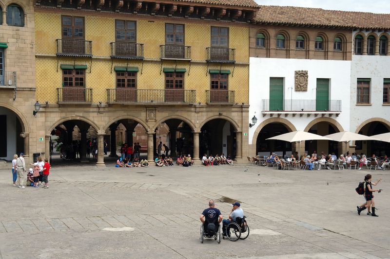 <div class='imageHoverDetail'>
             <p class='imageHoverTitle twoLineBreak'>Poble Espanyol. Plaça Major</p>
             <p class='imageHoverAutor oneLineBreak'>Autor: Vicente Zambrano González</p>
             <button class='imageHoverBtn'>Mostra els detalls de la imatge <span class='sr-only'>Poble Espanyol. Plaça Major</span></button>
             </div>