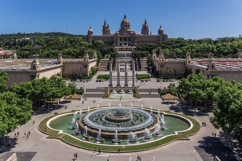 <div class='imageHoverDetail'>
             <p class='imageHoverTitle twoLineBreak'>Vista aèria del Museu Nacional d'Art de Catalunya (MNAC), la Font Màgica i le...</p>
             <p class='imageHoverAutor oneLineBreak'>Autor: AL PHT Air Picture TAVISA</p>
             <button class='imageHoverBtn'>Mostra els detalls de la imatge <span class='sr-only'>Vista aèria del Museu Nacional d'Art de Catalunya (MNAC), la Font Màgica i le...</span></button>
             </div>