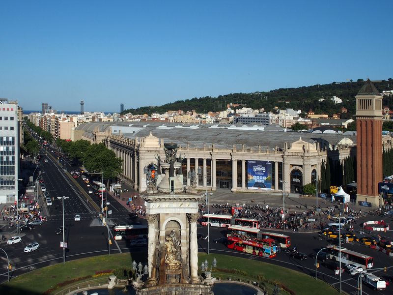 <div class='imageHoverDetail'>
             <p class='imageHoverTitle twoLineBreak'>Avinguda del Paral·lel des de la plaça d'Espanya, 2015</p>
             <p class='imageHoverAutor oneLineBreak'>Autor: Vicente Zambrano González</p>
             <button class='imageHoverBtn'>Mostra els detalls de la imatge <span class='sr-only'>Avinguda del Paral·lel des de la plaça d'Espanya, 2015</span></button>
             </div>