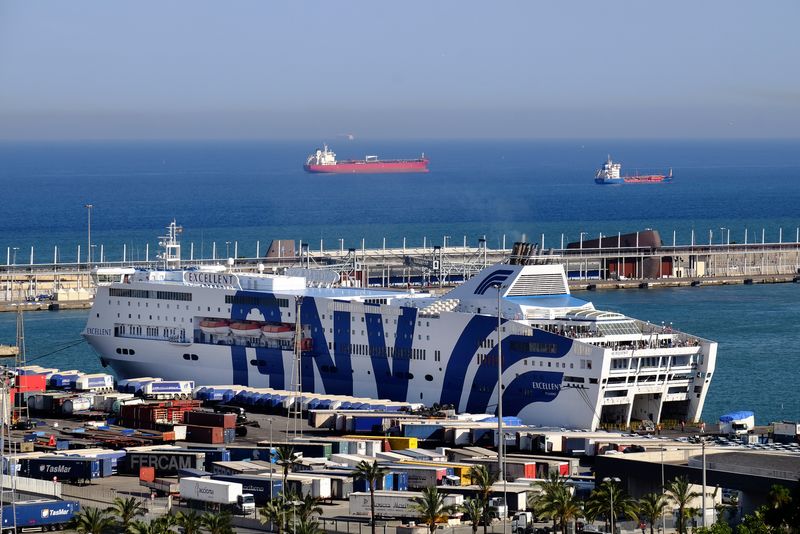 <div class='imageHoverDetail'>
             <p class='imageHoverTitle twoLineBreak'>Port de Barcelona des del Mirador del Poble-sec. Transbordadors i altres vaix...</p>
             <p class='imageHoverAutor oneLineBreak'>Autor: Vicente Zambrano González</p>
             <button class='imageHoverBtn'>Mostra els detalls de la imatge <span class='sr-only'>Port de Barcelona des del Mirador del Poble-sec. Transbordadors i altres vaix...</span></button>
             </div>