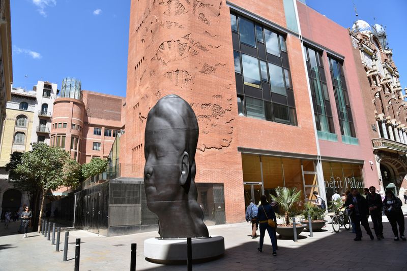 <div class='imageHoverDetail'>
             <p class='imageHoverTitle twoLineBreak'>Escultura Carmela, de Jaume Plensa</p>
             <p class='imageHoverAutor oneLineBreak'>Autor: Antonio Lajusticia Bueno</p>
             <button class='imageHoverBtn'>Mostra els detalls de la imatge <span class='sr-only'>Escultura Carmela, de Jaume Plensa</span></button>
             </div>