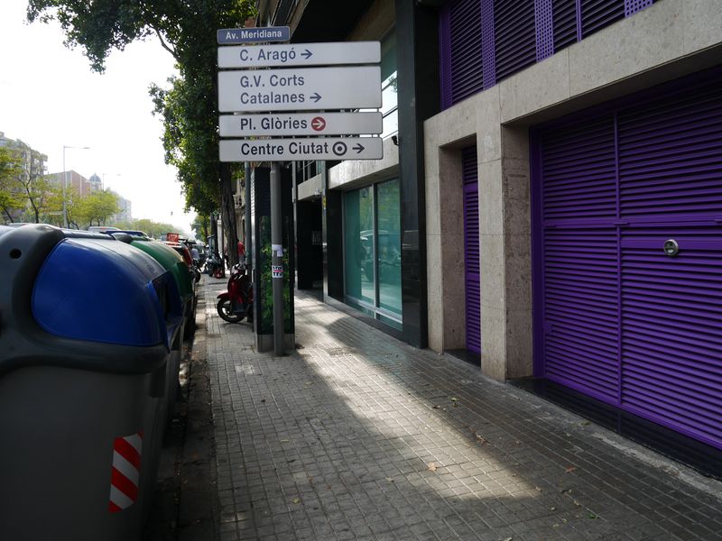 <div class='imageHoverDetail'>
             <p class='imageHoverTitle twoLineBreak'>Avinguda Meridiana, tram entre Glòries i el carrer de València (cantó muntany...</p>
             <p class='imageHoverAutor oneLineBreak'>Autor: Vicente Zambrano González</p>
             <button class='imageHoverBtn'>Mostra els detalls de la imatge <span class='sr-only'>Avinguda Meridiana, tram entre Glòries i el carrer de València (cantó muntany...</span></button>
             </div>