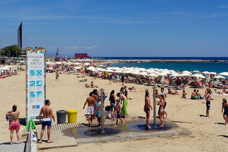 <div class='imageHoverDetail'>
             <p class='imageHoverTitle twoLineBreak'>Platja de la Nova Icària. Zona de dutxes</p>
             <p class='imageHoverAutor oneLineBreak'>Autor: Vicente Zambrano González</p>
             <button class='imageHoverBtn'>Mostra els detalls de la imatge <span class='sr-only'>Platja de la Nova Icària. Zona de dutxes</span></button>
             </div>