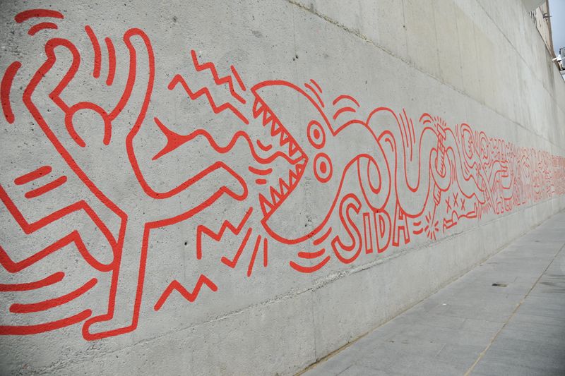 <div class='imageHoverDetail'>
             <p class='imageHoverTitle twoLineBreak'>Mural contra la sida de Keith Haring</p>
             <p class='imageHoverAutor oneLineBreak'>Autor: Antonio Lajusticia Bueno</p>
             <button class='imageHoverBtn'>Mostra els detalls de la imatge <span class='sr-only'>Mural contra la sida de Keith Haring</span></button>
             </div>