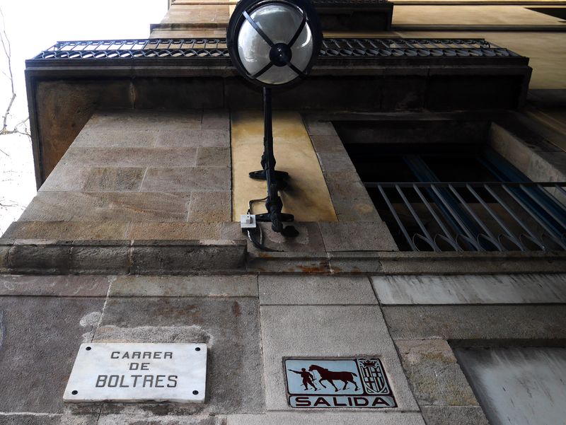 <div class='imageHoverDetail'>
             <p class='imageHoverTitle twoLineBreak'>Placa del carrer d'en Boltres i senyalització de "Salida"</p>
             <p class='imageHoverAutor oneLineBreak'>Autor: Vicente Zambrano González</p>
             <button class='imageHoverBtn'>Mostra els detalls de la imatge <span class='sr-only'>Placa del carrer d'en Boltres i senyalització de "Salida"</span></button>
             </div>