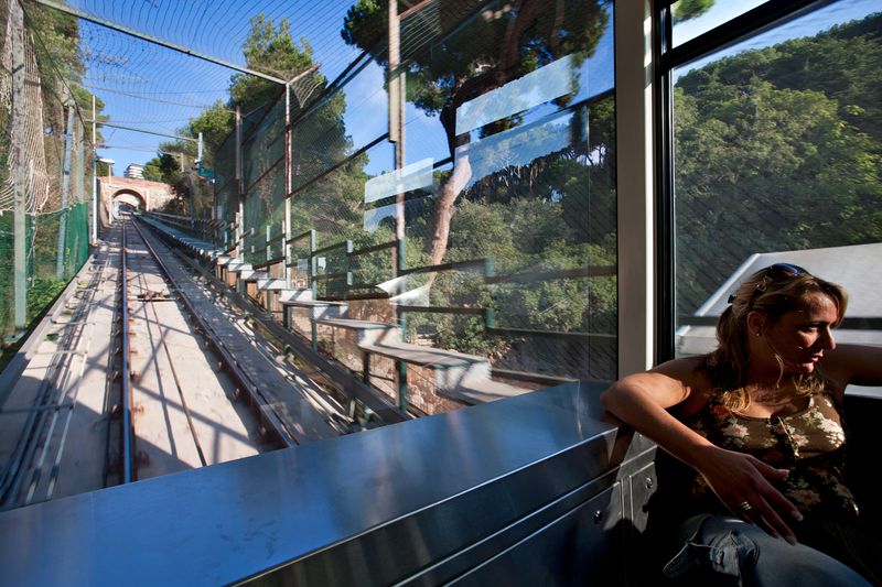 <div class='imageHoverDetail'>
             <p class='imageHoverTitle twoLineBreak'>Funicular de Vallvidrera. Tren pujant</p>
             <p class='imageHoverAutor oneLineBreak'>Autor: Pepe Navarro</p>
             <button class='imageHoverBtn'>Mostra els detalls de la imatge <span class='sr-only'>Funicular de Vallvidrera. Tren pujant</span></button>
             </div>