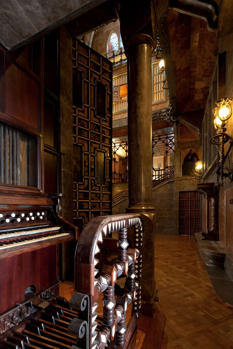 <div class='imageHoverDetail'>
             <p class='imageHoverTitle twoLineBreak'>Palau Güell. Orgue</p>
             <p class='imageHoverAutor oneLineBreak'>Autor: Pepe Navarro</p>
             <button class='imageHoverBtn'>Mostra els detalls de la imatge <span class='sr-only'>Palau Güell. Orgue</span></button>
             </div>