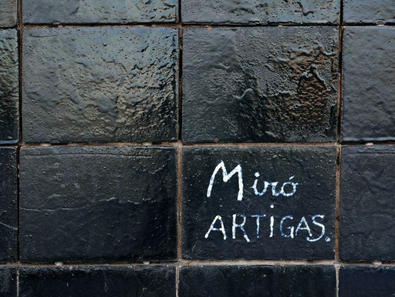 <div class='imageHoverDetail'>
             <p class='imageHoverTitle twoLineBreak'>Mural de rajoles ceràmiques de Joan Miró a la Terminal 2 de l'aeroport. Signa...</p>
             <p class='imageHoverAutor oneLineBreak'>Autor: Vicente Zambrano González</p>
             <button class='imageHoverBtn'>Mostra els detalls de la imatge <span class='sr-only'>Mural de rajoles ceràmiques de Joan Miró a la Terminal 2 de l'aeroport. Signa...</span></button>
             </div>