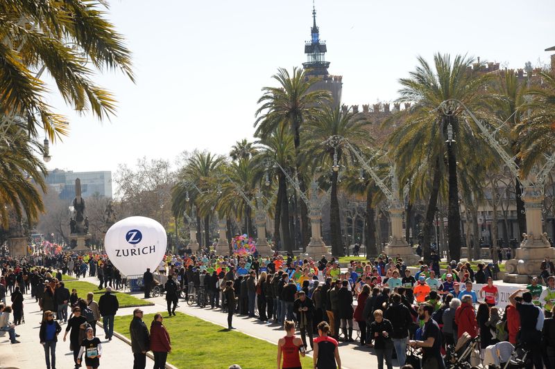 <div class='imageHoverDetail'>
             <p class='imageHoverTitle twoLineBreak'>Marató de Barcelona 2015. Corredors i públic pel passeig de Lluís Companys</p>
             <p class='imageHoverAutor oneLineBreak'>Autor: Antonio Lajusticia Bueno</p>
             <button class='imageHoverBtn'>Mostra els detalls de la imatge <span class='sr-only'>Marató de Barcelona 2015. Corredors i públic pel passeig de Lluís Companys</span></button>
             </div>