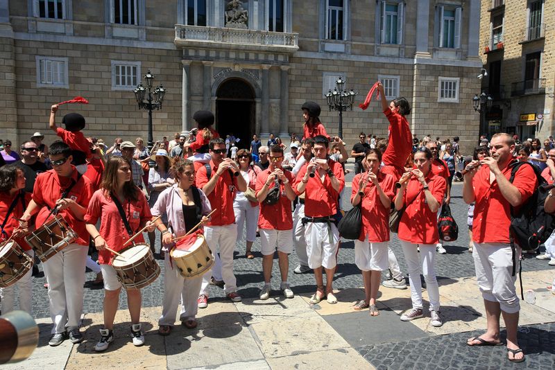 <div class='imageHoverDetail'>
             <p class='imageHoverTitle twoLineBreak'>44è Aniversari dels Castellers de Barcelona. Grallers i tabalers</p>
             <p class='imageHoverAutor oneLineBreak'>Autor: Vicente Zambrano González</p>
             <button class='imageHoverBtn'>Mostra els detalls de la imatge <span class='sr-only'>44è Aniversari dels Castellers de Barcelona. Grallers i tabalers</span></button>
             </div>