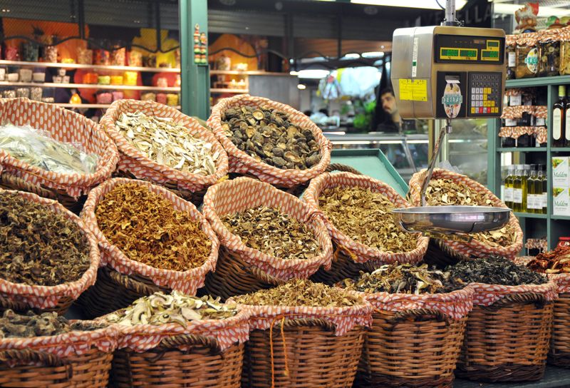 <div class='imageHoverDetail'>
             <p class='imageHoverTitle twoLineBreak'>Parades de bolets al Mercat de la Boqueria</p>
             <p class='imageHoverAutor oneLineBreak'>Autor: Antonio Lajusticia Bueno</p>
             <button class='imageHoverBtn'>Mostra els detalls de la imatge <span class='sr-only'>Parades de bolets al Mercat de la Boqueria</span></button>
             </div>