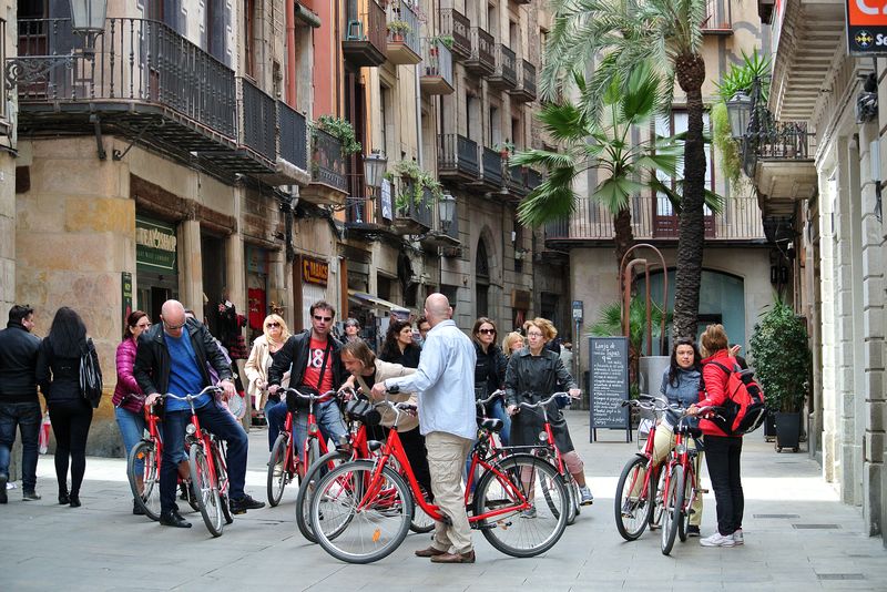 <div class='imageHoverDetail'>
             <p class='imageHoverTitle twoLineBreak'>Turistes en bicicleta al carrer de Montcada</p>
             <p class='imageHoverAutor oneLineBreak'>Autor: Vicente Zambrano González</p>
             <button class='imageHoverBtn'>Mostra els detalls de la imatge <span class='sr-only'>Turistes en bicicleta al carrer de Montcada</span></button>
             </div>