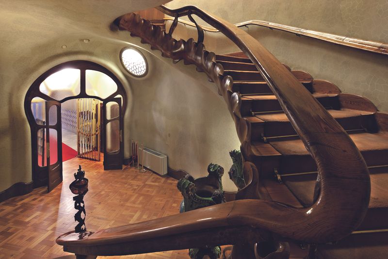 <div class='imageHoverDetail'>
             <p class='imageHoverTitle twoLineBreak'>Casa Batlló. Escales del vestíbul</p>
             <p class='imageHoverAutor oneLineBreak'>Autor: Pepe Navarro</p>
             <button class='imageHoverBtn'>Mostra els detalls de la imatge <span class='sr-only'>Casa Batlló. Escales del vestíbul</span></button>
             </div>