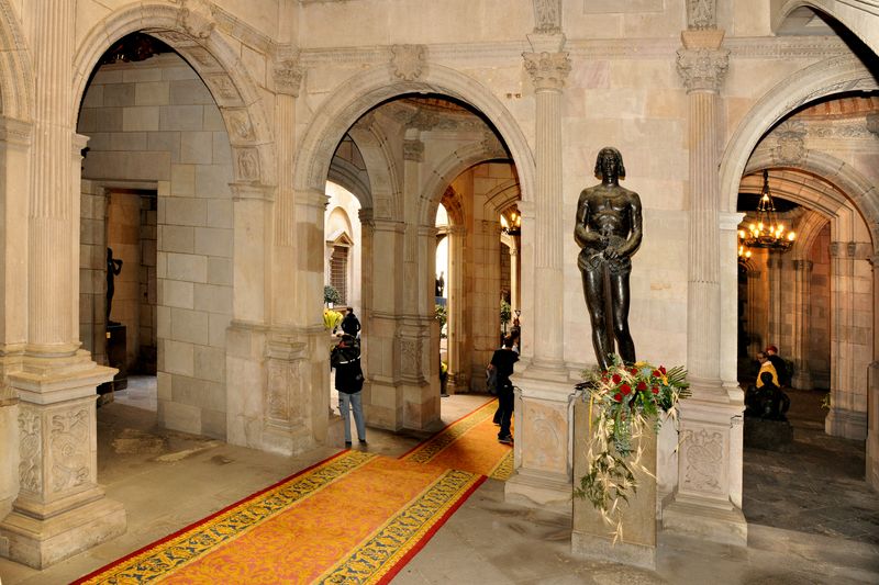 <div class='imageHoverDetail'>
             <p class='imageHoverTitle twoLineBreak'>Escultura de Sant Jordi 2014. Escultura Sant Jordi de Josep Llimona situada a...</p>
             <p class='imageHoverAutor oneLineBreak'>Autor: Antonio Lajusticia Bueno</p>
             <button class='imageHoverBtn'>Mostra els detalls de la imatge <span class='sr-only'>Escultura de Sant Jordi 2014. Escultura Sant Jordi de Josep Llimona situada a...</span></button>
             </div>