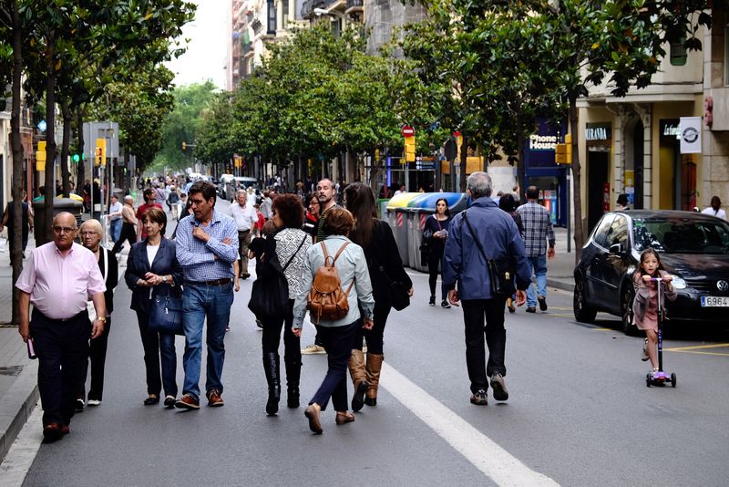 <div class='imageHoverDetail'>
             <p class='imageHoverTitle twoLineBreak'>Gran de Gràcia de vianants. Persones passejant pel mig del carrer</p>
             <p class='imageHoverAutor oneLineBreak'>Autor: Vicente Zambrano González</p>
             <button class='imageHoverBtn'>Mostra els detalls de la imatge <span class='sr-only'>Gran de Gràcia de vianants. Persones passejant pel mig del carrer</span></button>
             </div>