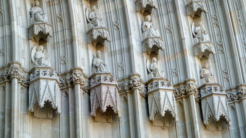 <div class='imageHoverDetail'>
             <p class='imageHoverTitle twoLineBreak'>Arquivoltes de la porta principal de la Catedral de Barcelona amb escultures ...</p>
             <p class='imageHoverAutor oneLineBreak'>Autor: Vicente Zambrano González</p>
             <button class='imageHoverBtn'>Mostra els detalls de la imatge <span class='sr-only'>Arquivoltes de la porta principal de la Catedral de Barcelona amb escultures ...</span></button>
             </div>