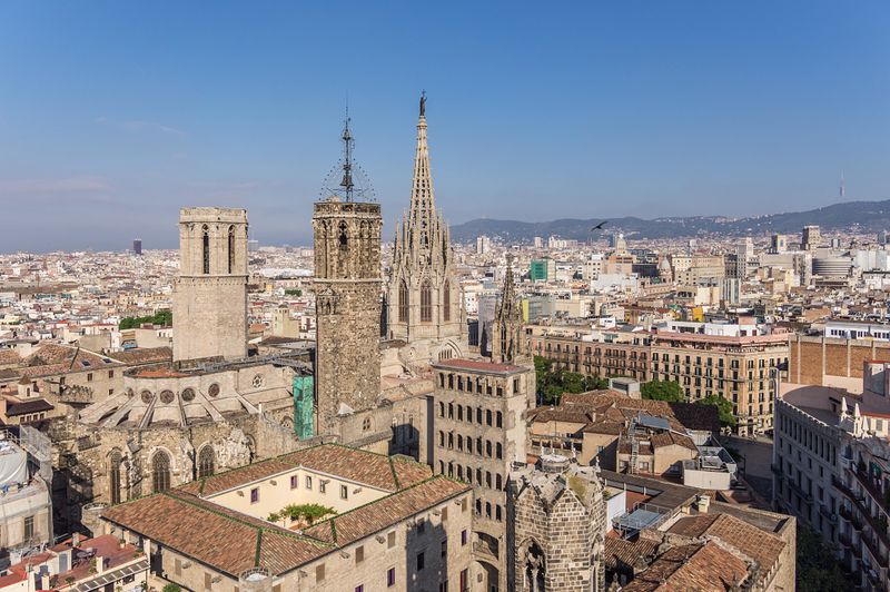 <div class='imageHoverDetail'>
             <p class='imageHoverTitle twoLineBreak'>Vista aèria de la catedral i la plaça del Rei</p>
             <p class='imageHoverAutor oneLineBreak'>Autor: AL PHT Air Picture TAVISA</p>
             <button class='imageHoverBtn'>Mostra els detalls de la imatge <span class='sr-only'>Vista aèria de la catedral i la plaça del Rei</span></button>
             </div>