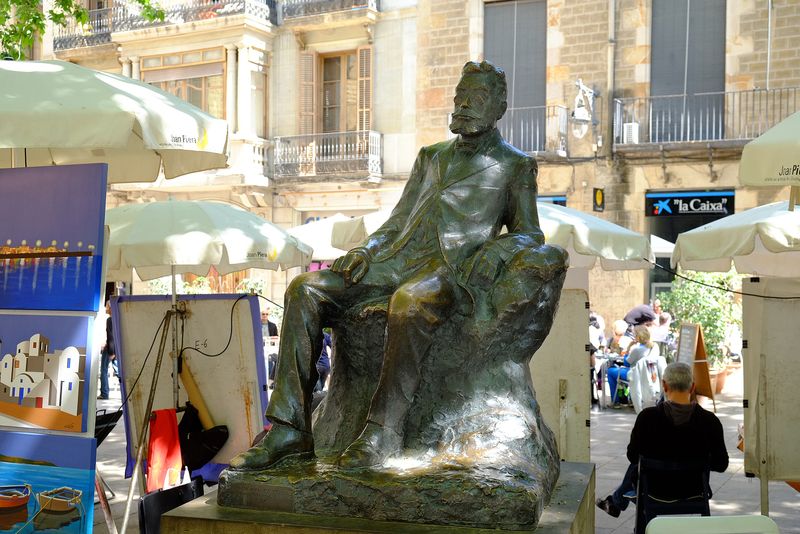 <div class='imageHoverDetail'>
             <p class='imageHoverTitle twoLineBreak'>Monument a Àngel Guimerà esculpit en guix per Josep Cardona i Furró i replica...</p>
             <p class='imageHoverAutor oneLineBreak'>Autor: Vicente Zambrano González</p>
             <button class='imageHoverBtn'>Mostra els detalls de la imatge <span class='sr-only'>Monument a Àngel Guimerà esculpit en guix per Josep Cardona i Furró i replica...</span></button>
             </div>