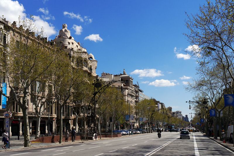 <div class='imageHoverDetail'>
             <p class='imageHoverTitle twoLineBreak'>Passeig de Gràcia des del cantó muntanya amb vistes de la Pedrera</p>
             <p class='imageHoverAutor oneLineBreak'>Autor: Vicente Zambrano González</p>
             <button class='imageHoverBtn'>Mostra els detalls de la imatge <span class='sr-only'>Passeig de Gràcia des del cantó muntanya amb vistes de la Pedrera</span></button>
             </div>