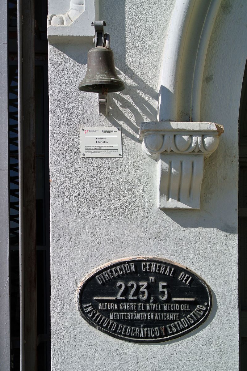 <div class='imageHoverDetail'>
             <p class='imageHoverTitle twoLineBreak'>Funicular del Tibidabo. Placa d'altitud sobre el nivell de mar</p>
             <p class='imageHoverAutor oneLineBreak'>Autor: Vicente Zambrano González</p>
             <button class='imageHoverBtn'>Mostra els detalls de la imatge <span class='sr-only'>Funicular del Tibidabo. Placa d'altitud sobre el nivell de mar</span></button>
             </div>