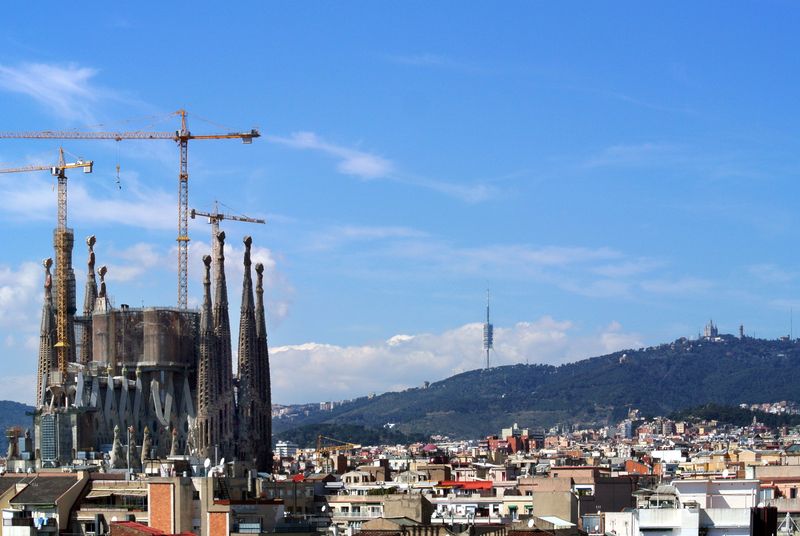 <div class='imageHoverDetail'>
             <p class='imageHoverTitle twoLineBreak'>Sagrada Família amb Collserola al fons</p>
             <p class='imageHoverAutor oneLineBreak'>Autor: Vicente Zambrano González</p>
             <button class='imageHoverBtn'>Mostra els detalls de la imatge <span class='sr-only'>Sagrada Família amb Collserola al fons</span></button>
             </div>