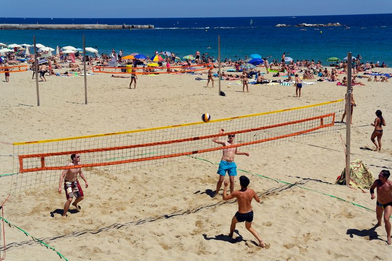 <div class='imageHoverDetail'>
             <p class='imageHoverTitle twoLineBreak'>Platja de la Nova Icària. Voleibol de platja</p>
             <p class='imageHoverAutor oneLineBreak'>Autor: Vicente Zambrano González</p>
             <button class='imageHoverBtn'>Mostra els detalls de la imatge <span class='sr-only'>Platja de la Nova Icària. Voleibol de platja</span></button>
             </div>