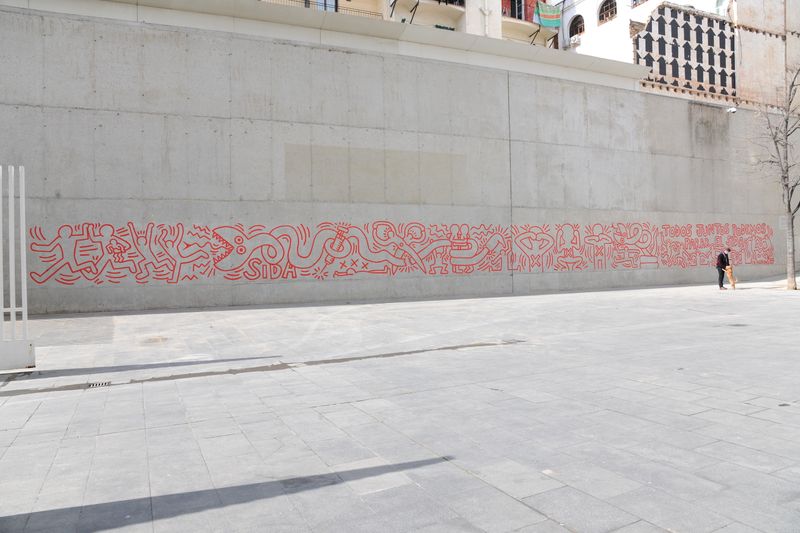 <div class='imageHoverDetail'>
             <p class='imageHoverTitle twoLineBreak'>Mural contra la sida de Keith Haring</p>
             <p class='imageHoverAutor oneLineBreak'>Autor: Antonio Lajusticia Bueno</p>
             <button class='imageHoverBtn'>Mostra els detalls de la imatge <span class='sr-only'>Mural contra la sida de Keith Haring</span></button>
             </div>