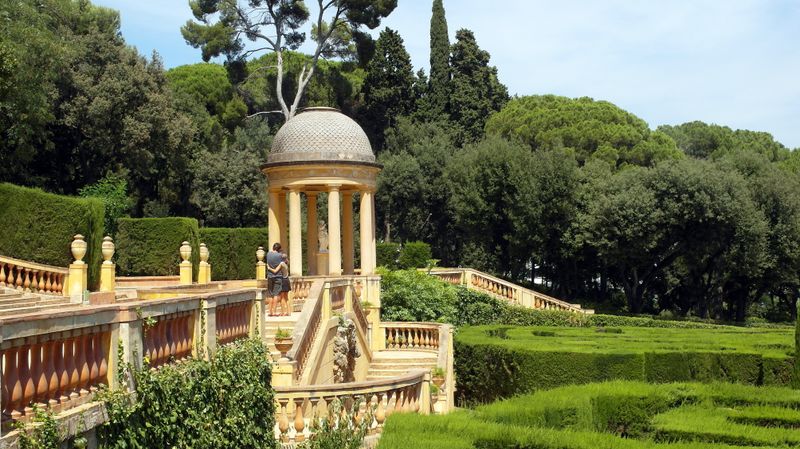 <div class='imageHoverDetail'>
             <p class='imageHoverTitle twoLineBreak'>Parc del Laberint d'Horta. Escales i laberint</p>
             <p class='imageHoverAutor oneLineBreak'>Autor: Vicente Zambrano González</p>
             <button class='imageHoverBtn'>Mostra els detalls de la imatge <span class='sr-only'>Parc del Laberint d'Horta. Escales i laberint</span></button>
             </div>