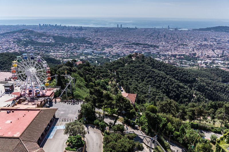 <div class='imageHoverDetail'>
             <p class='imageHoverTitle twoLineBreak'>Vista panoràmica de Barcelona amb el Parc d'Atraccions del Tibidabo a primer ...</p>
             <p class='imageHoverAutor oneLineBreak'>Autor: AL PHT Air Picture TAVISA</p>
             <button class='imageHoverBtn'>Mostra els detalls de la imatge <span class='sr-only'>Vista panoràmica de Barcelona amb el Parc d'Atraccions del Tibidabo a primer ...</span></button>
             </div>