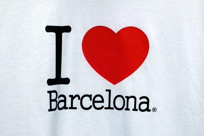 <div class='imageHoverDetail'>
             <p class='imageHoverTitle twoLineBreak'>Samarreta "I love Barcelona"</p>
             <p class='imageHoverAutor oneLineBreak'>Autor: Vicente Zambrano González</p>
             <button class='imageHoverBtn'>Mostra els detalls de la imatge <span class='sr-only'>Samarreta "I love Barcelona"</span></button>
             </div>